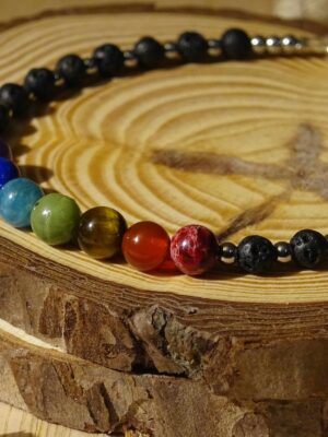 Bracelet 7 chakras en perles composé de pierres naturelles de jaspe impériale rouge, cornaline, œil de tigre, jade néphrite, apatite, lapis lazuli, améthyste et pierre de lave.