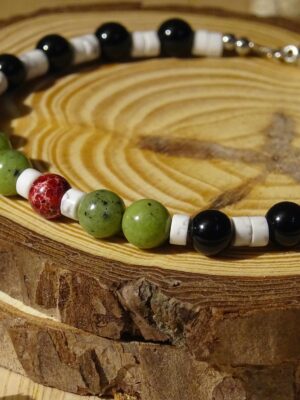 Bracelet Tao en perles composé de pierres naturelles de jade, jaspe impériale rouge, onyx et howlite.
