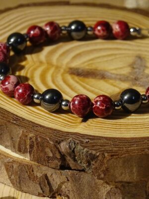 Bracelet Réalisation en perles composé de pierres naturelles de jaspe impériale rouge et hématite.