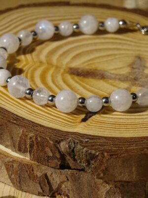 Bracelet De la Terre à la Lune en perles composé de pierres naturelles de pierre de lune.