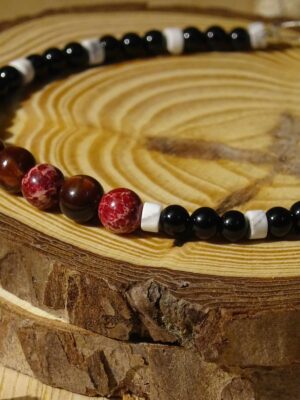 Bracelet Transmutation en perles composé de pierres naturelles de jaspe impériale rouge, œil de taureau, onyx et howlite.