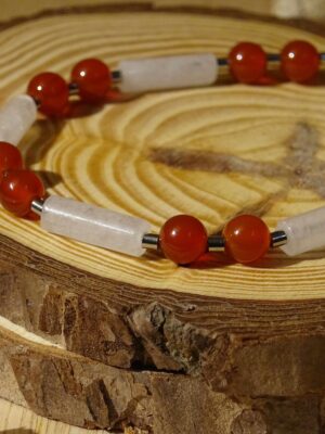 Bracelet Vitalité en perles composé de pierres naturelles de cornaline et cristal de quartz.