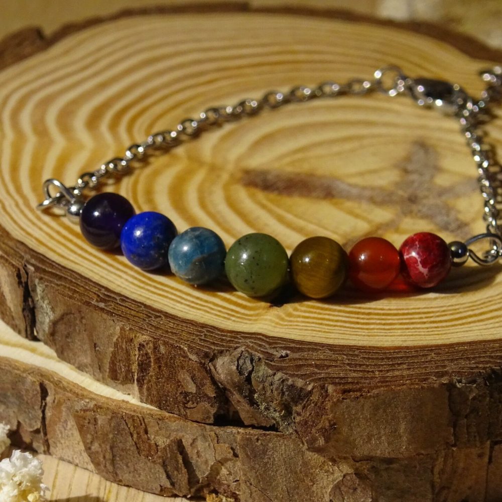 Bracelet 7 chakras Méditation en perles composé de pierres naturelles de jaspe impériale rouge, cornaline, œil de tigre, jade néphrite, apatite, lapis lazuli et améthyste.