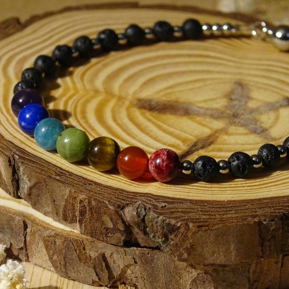 Bracelet 7 chakras en perles composé de pierres naturelles de jaspe impériale rouge, cornaline, œil de tigre, jade néphrite, apatite, lapis lazuli, améthyste et pierre de lave.