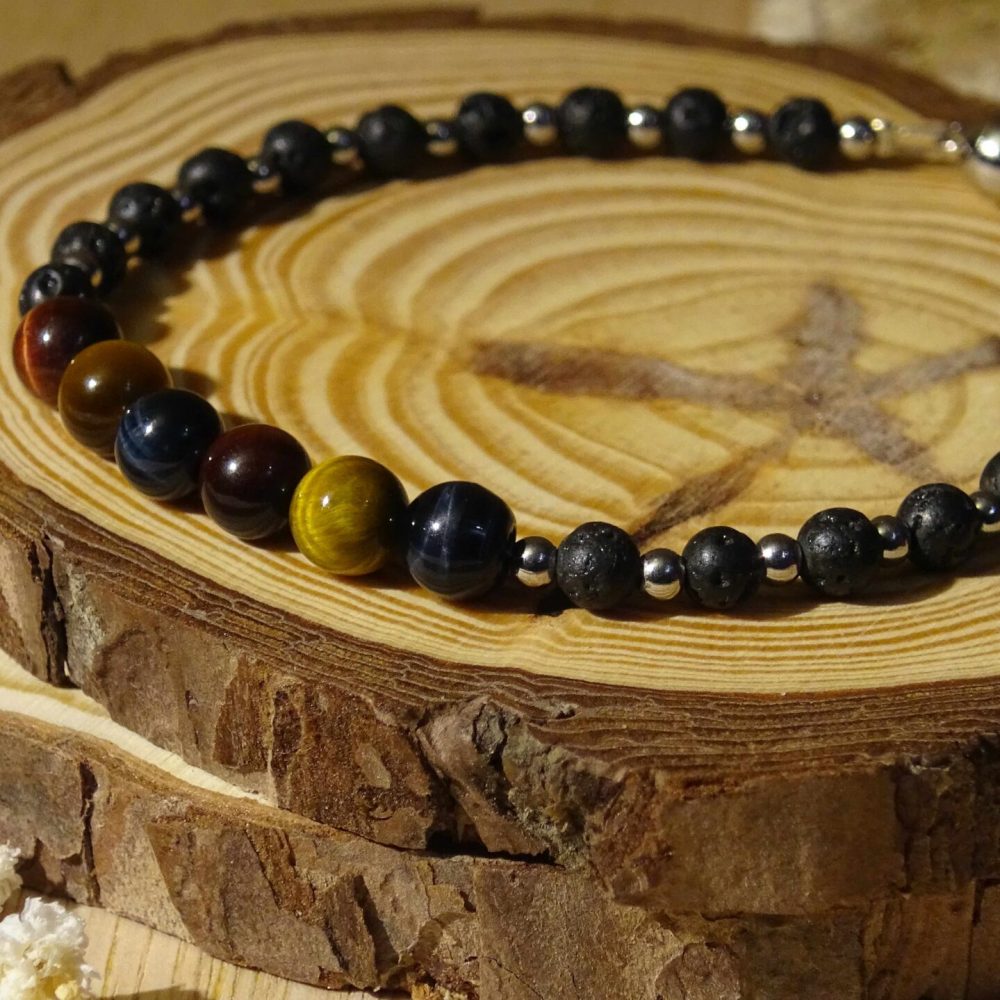 Bracelet Équilibre en perles composé de pierres naturelles d’œil de tigre, œil de faucon, œil de taureau et de pierre de lave.