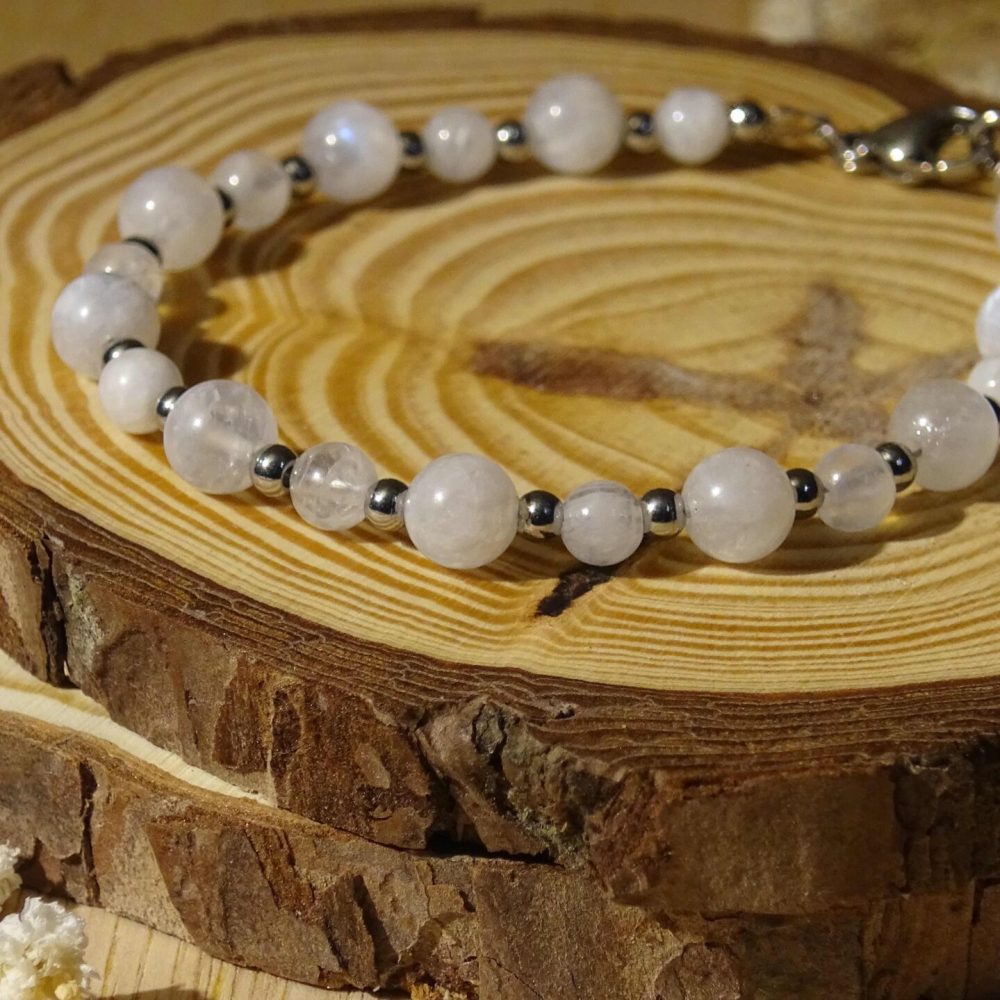 Bracelet De la Terre à la Lune en perles composé de pierres naturelles de pierre de lune.