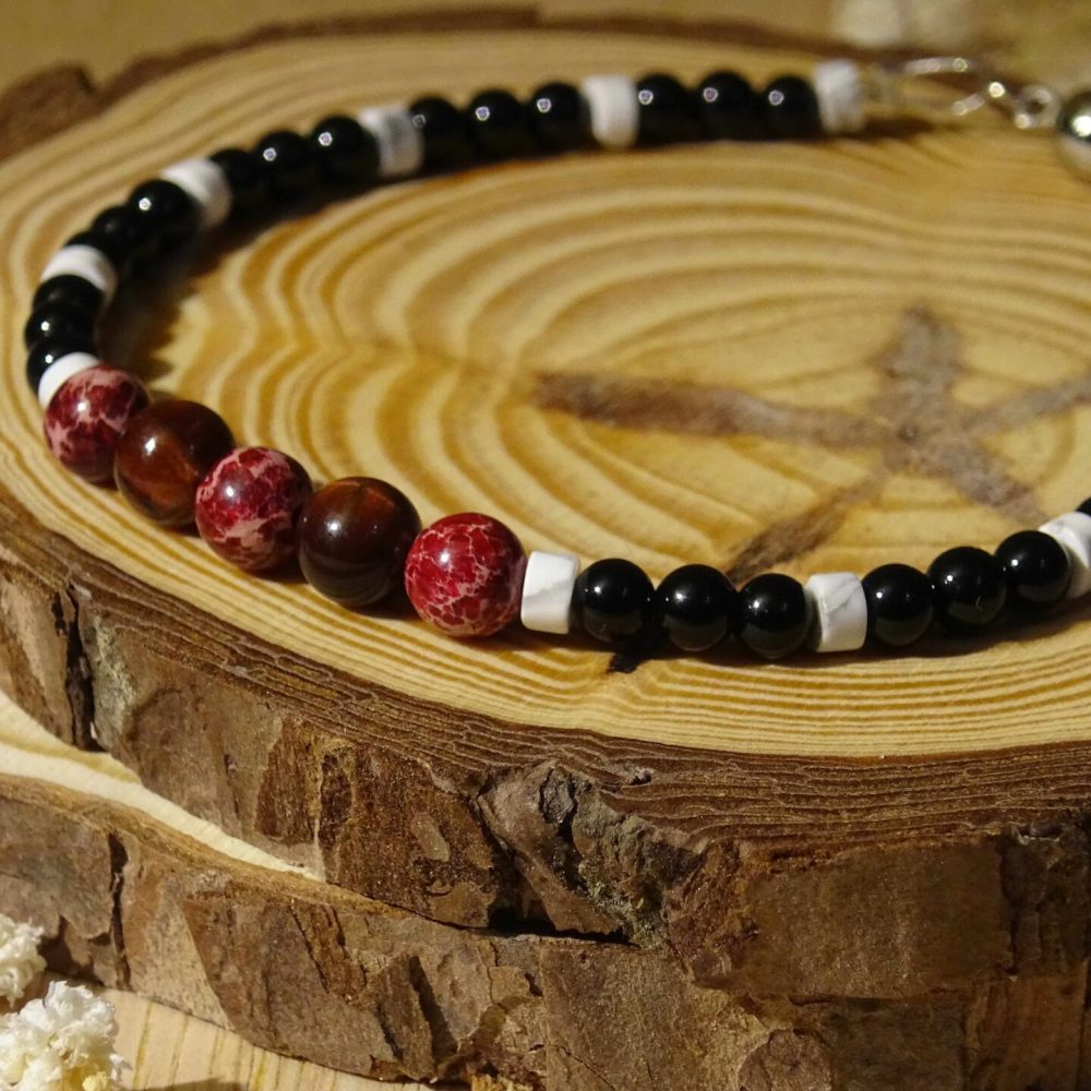 Bracelet Transmutation en perles composé de pierres naturelles de jaspe impériale rouge, œil de taureau, onyx et howlite.