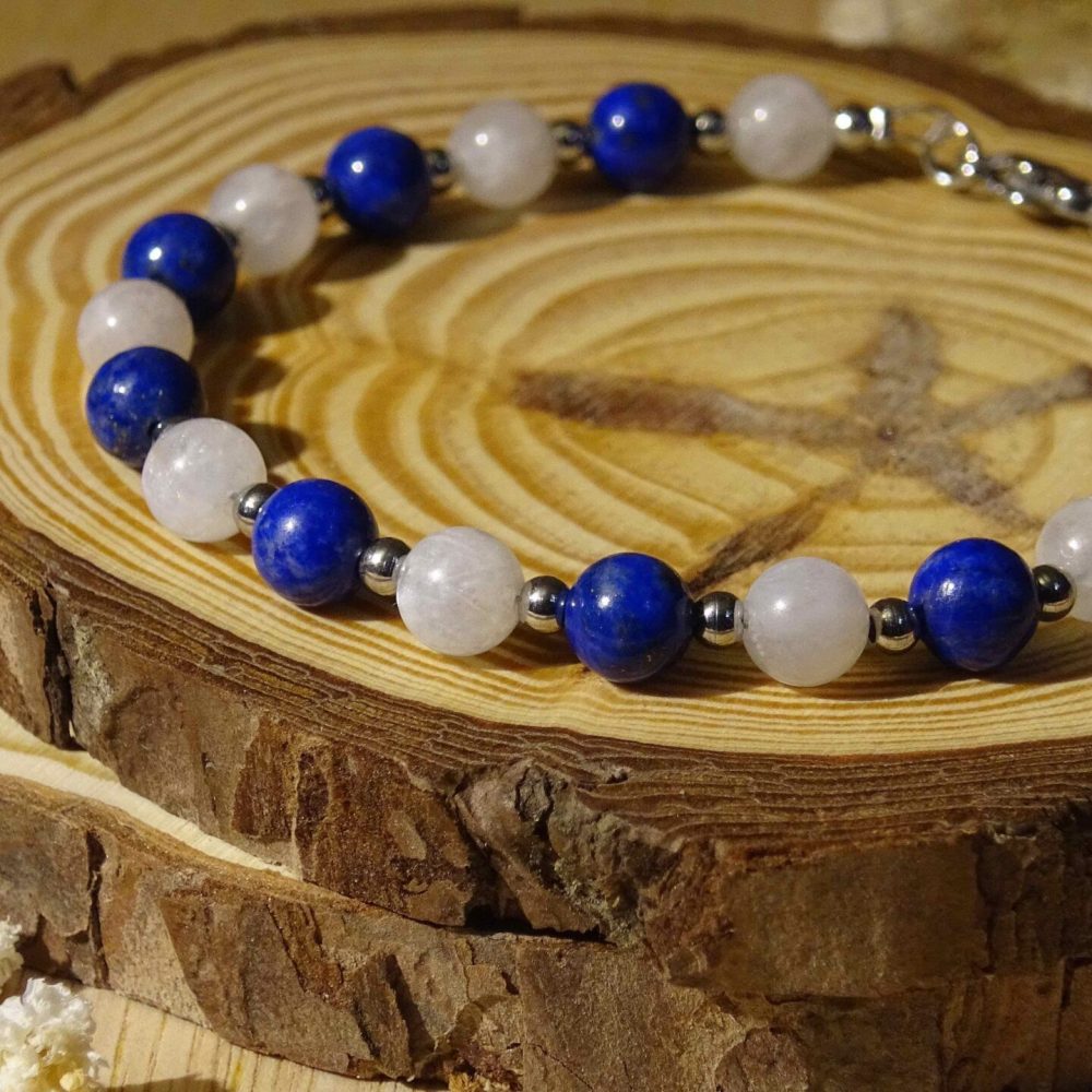 Bracelet Voie lactée en perles composé de pierres naturelles de lapis lazuli et pierre de lune.