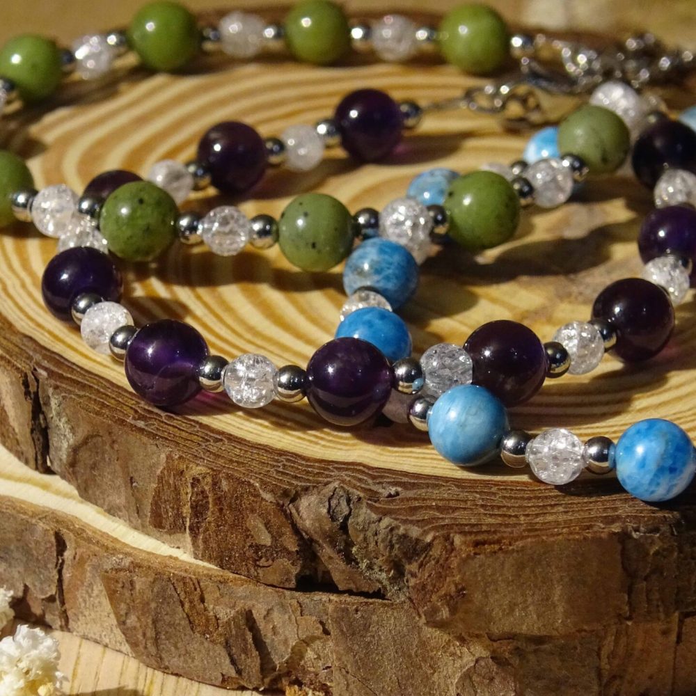 Bracelets Temple de Thot en perles comprenant le bracelet Vérité de jade, le bracelet Intuition d'améthyste et le bracelet Expression Créatrice d'apatite.